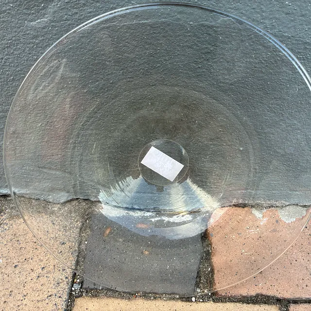 Gammel glasfad på fod