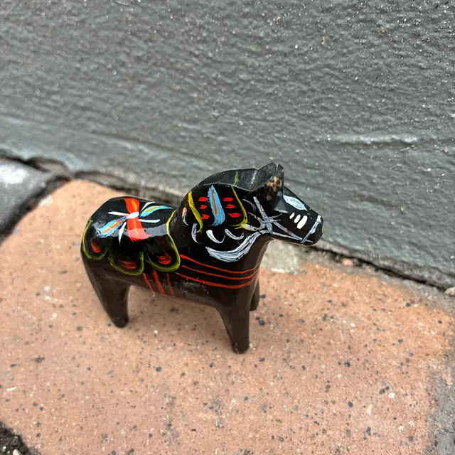 Dalarhest, sort - 7 cm høj