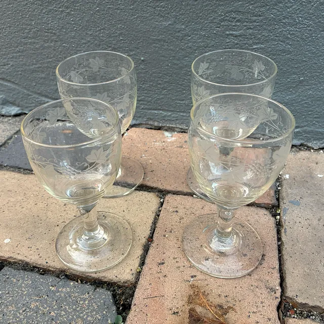 4 glas med slibning, 1800 tallets 1. halvdel 